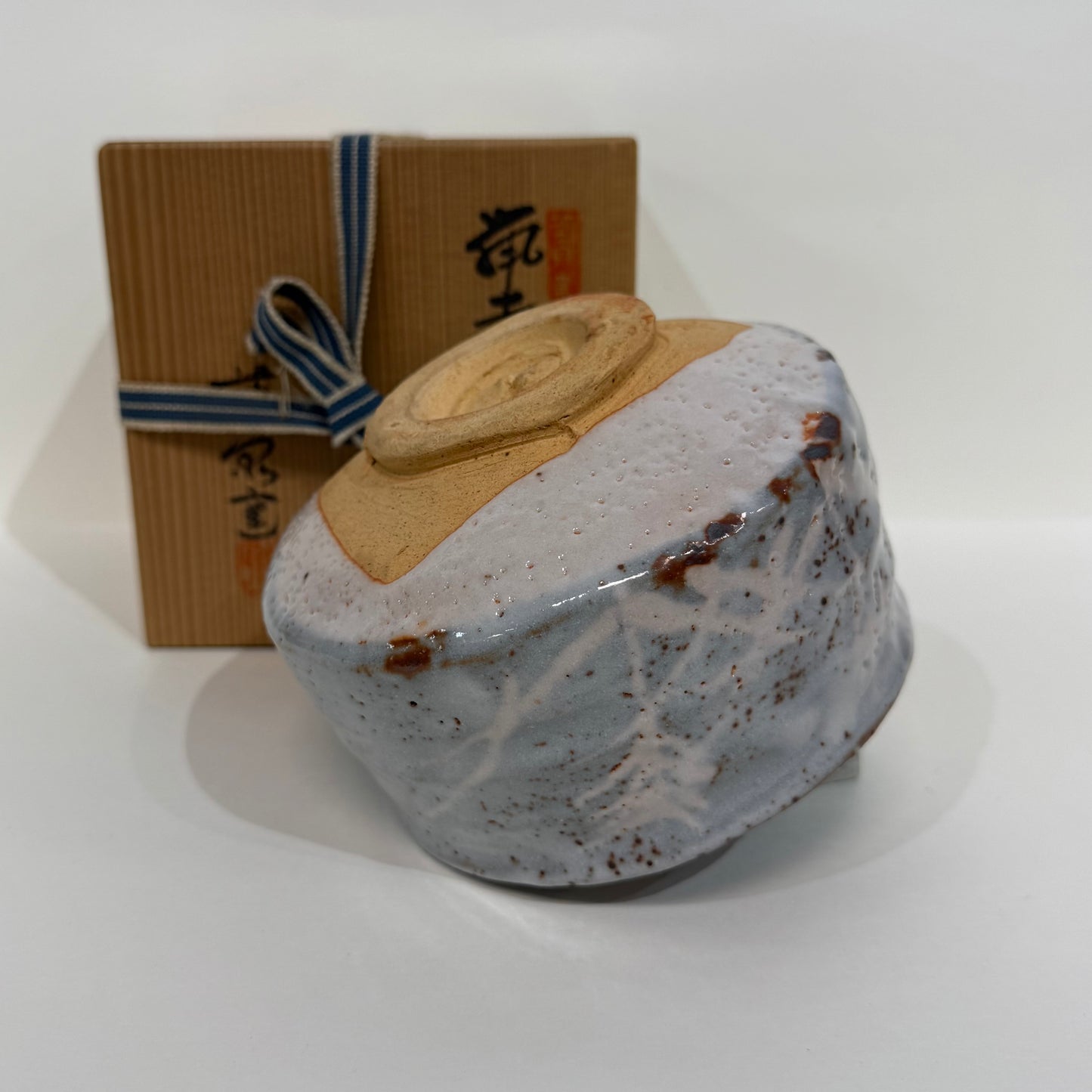 SBKTB50 菊泉窯造 鼠志野茶碗(共箱)