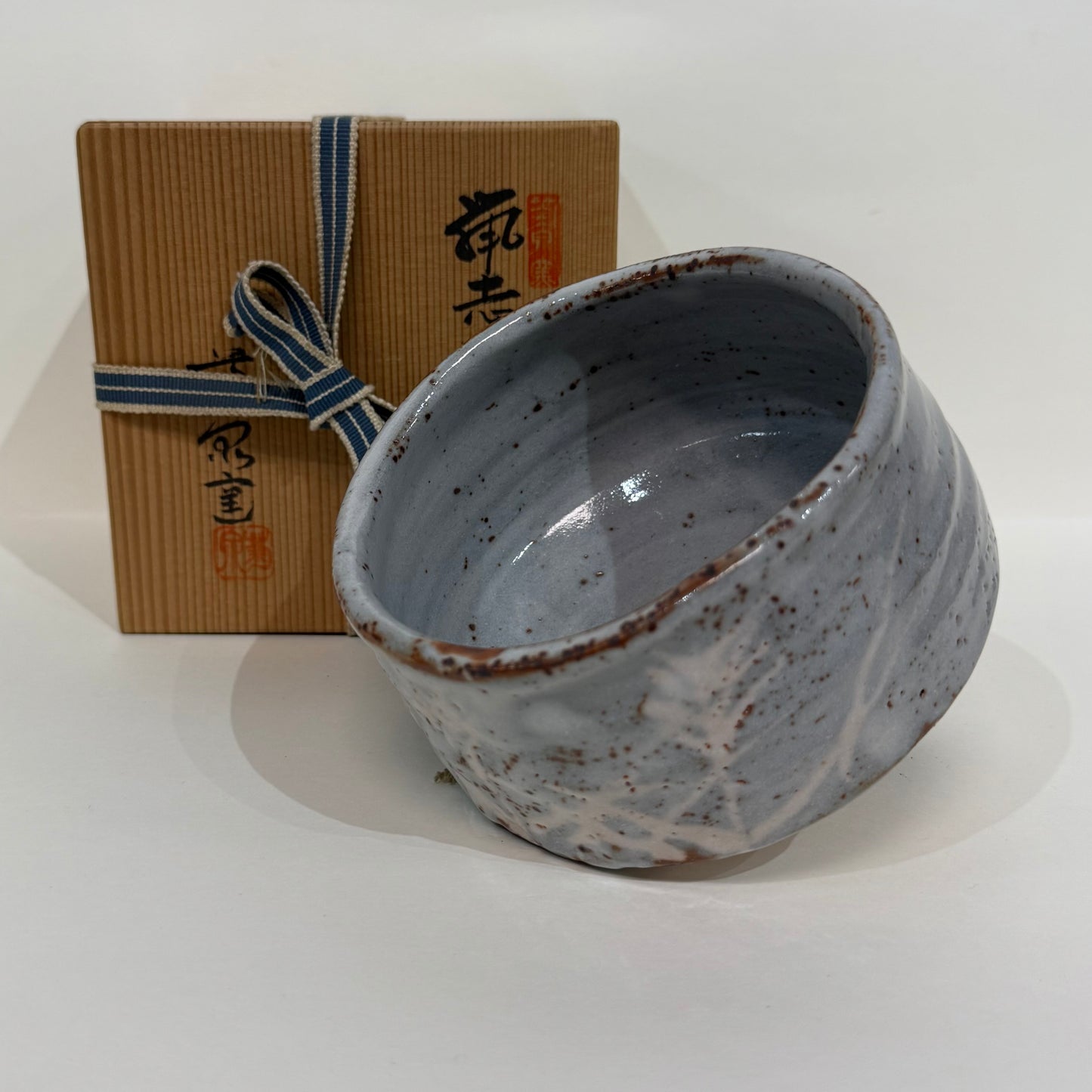 SBKTB50 菊泉窯造　鼠志野茶碗（共箱）